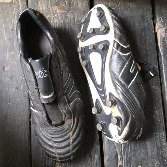 Soccer cleats - Picture 2 of 2